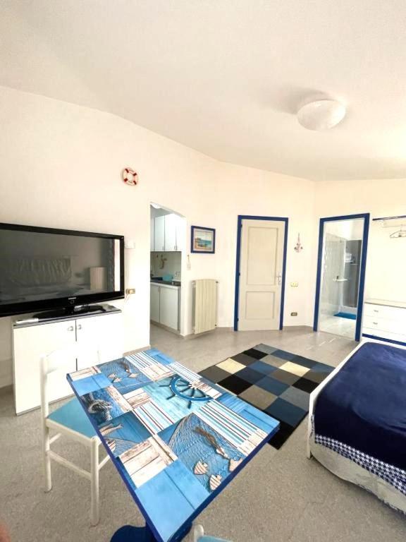 Imperia85 Lt Hotel Олбия Екстериор снимка